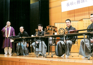 須磨寺小池弘三管長による司会で笛・鼓・太鼓・大鼓・三味線・須磨琴の解説と実演をして頂きました。