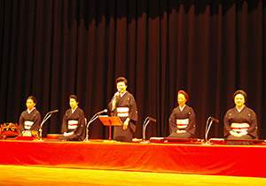 「神戸老眼大学」60歳以上の神戸市民約2500名を対象に、長唄や和楽器の解説。