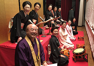 司会の須磨寺小池管長との幕内の写真。みんな笑顔です。